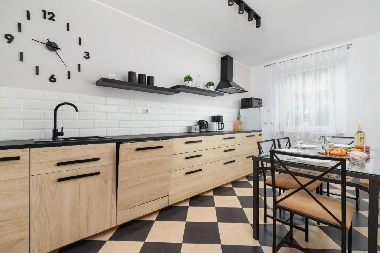 Pleasant Apartment With Terrace Cracow By Noclegi Renters Cracovie Extérieur photo