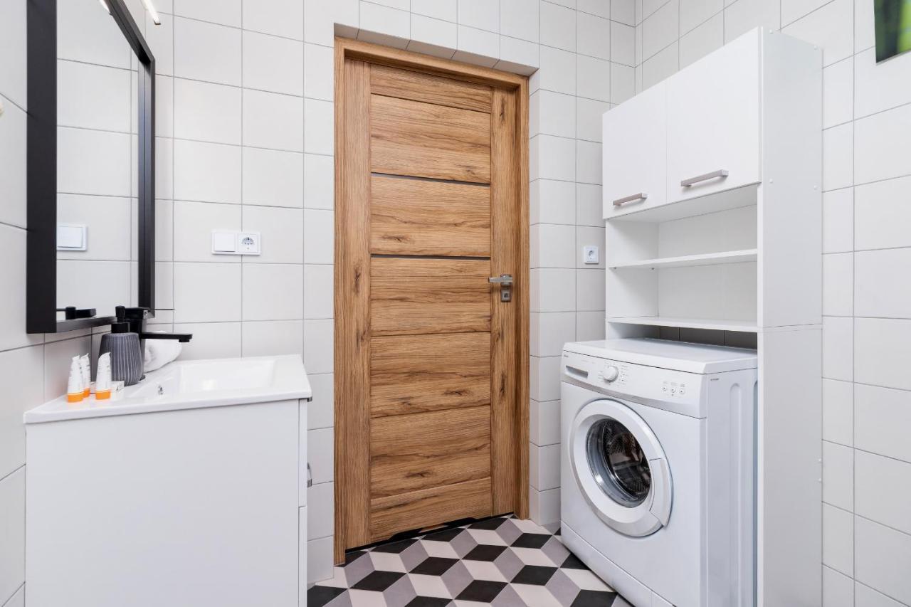 Pleasant Apartment With Terrace Cracow By Noclegi Renters Cracovie Extérieur photo